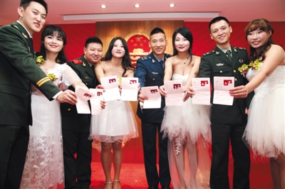 八一,他们戎装宣读结婚誓言