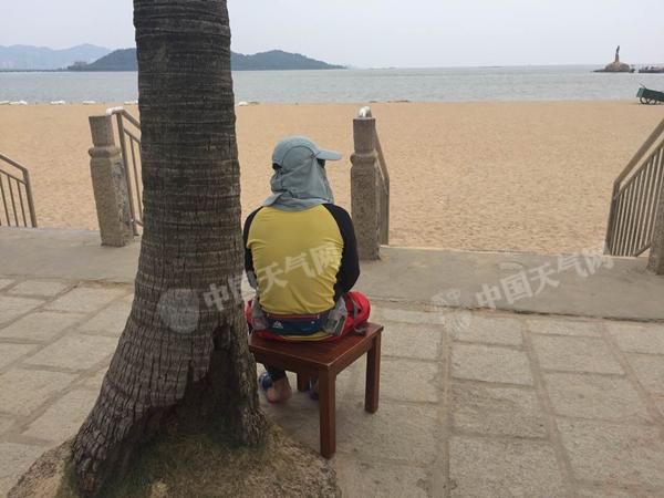 8月1日，广东珠海海边，工作人员把守严禁游客进入。（马俊 拍摄）