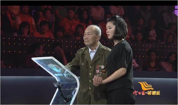 几十年来，陈恩富（左）一直担心着连长的生死