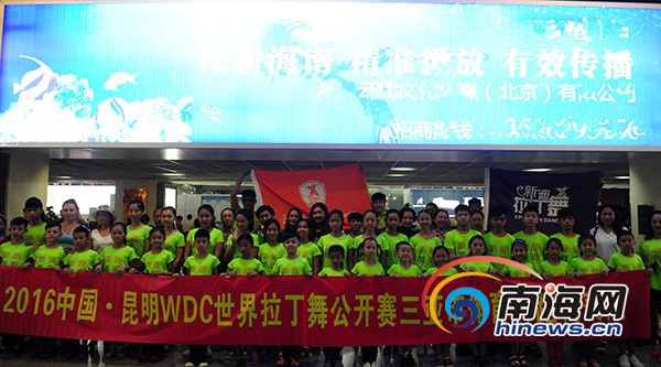 　　8月3日晚，三亚市体育舞蹈代表队出征前在三亚凤凰国际机场合影。南海网记者 沙晓峰 摄