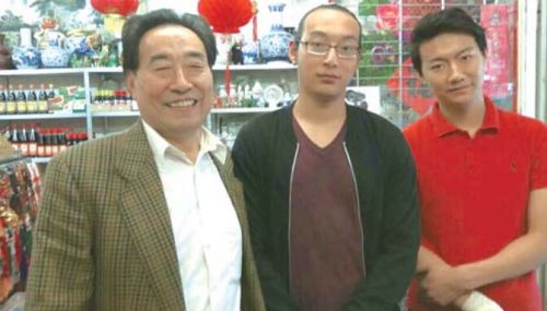 张保祥（左一）和两个儿子。（受访者供图）