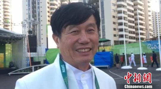 中国香港自行车队主教练沈金康接受采访。　记者张素摄