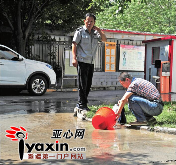 乌鲁木齐一小区绿化带水管爆清水白白流三天