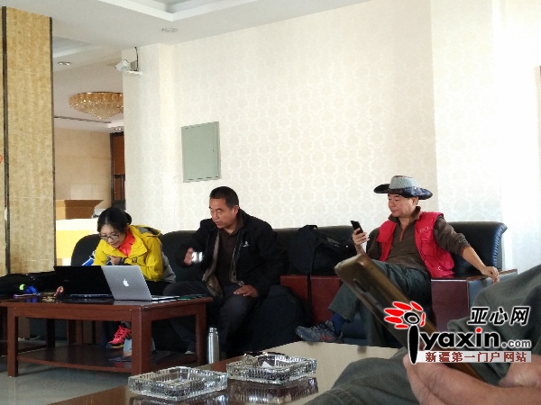 中国社科院考古所新疆考古队队长巫新华（中）、自治区文物局副局长李军（右一）、中科院遥感与数字地球研究所于丽君（左一）正在根据航拍图片进行讨论和研究。