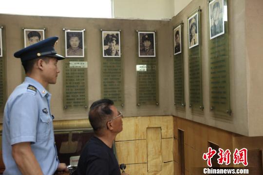 图为，烈士亲属参观高建成纪念馆 张欢 摄