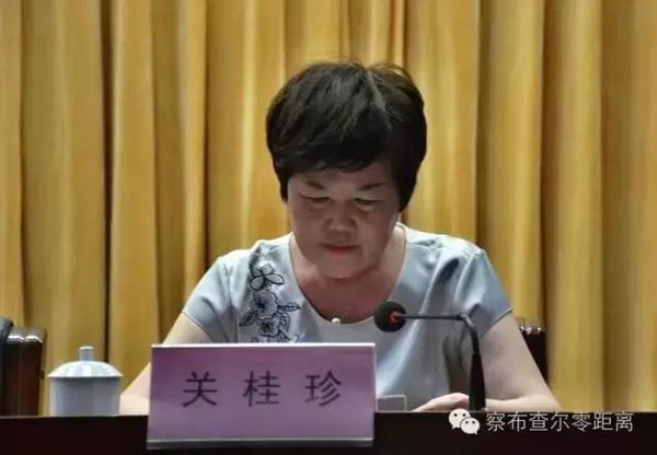 县委副书记、代县长关桂珍代表县四套班子领导作表态发言