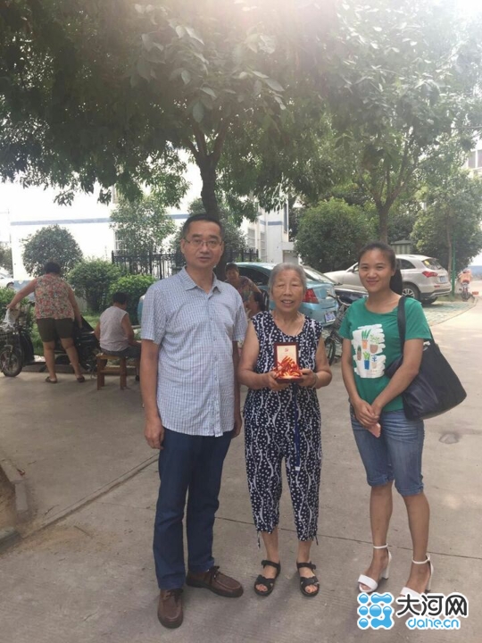 漯河市三院看望慰问离休老干部 并颁发50年党