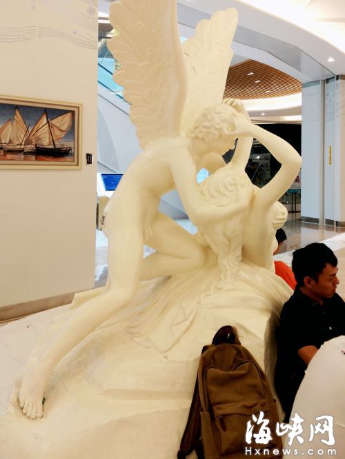 福州爱琴海裸雕引热议 网友建议从艺术角度去