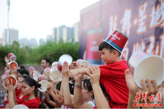 (小朋友头顶鼓励桶跟爸爸妈妈一起为中国加油呐喊) 据悉,肯德基品牌形象代言人李宇春率先发起红色鼓励,化身鼓手击出最燃节奏!众明星纷纷将红色鼓励传递下去,以鼓声号召全民为胜利加油、为拼搏加油! 今年夏天,肯德基由传统的中华器乐鼓为灵感创造了独特的助威方式红色鼓励。用户在享用美味之后可将桶身翻转过来,化桶为鼓,桶身即是战鼓,助威燃情的夏日运动!
