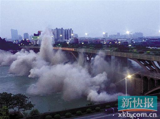 ■佛山旧澜石大桥昨日实施爆破。(通讯员供图)