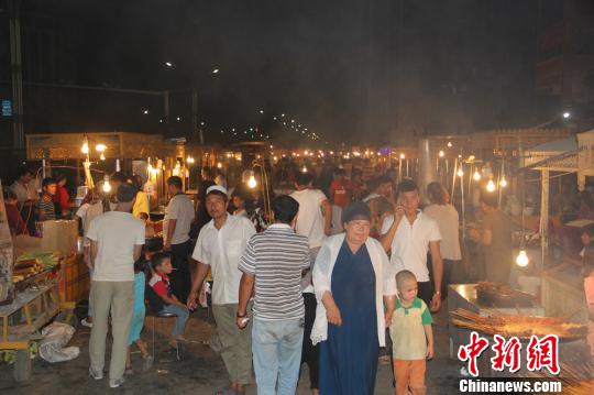 新疆巴楚夜市美食荟萃丝路风情浓郁
