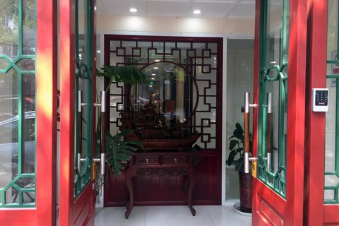 截至今日下午3时,涉事酒店仍正常营业,无拆除迹象。