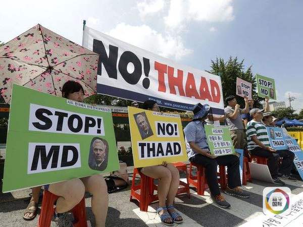 　　抗议者举着反对萨德的标语牌，在首尔韩国国防部前抗议美国在韩部署萨德系统。（图片来源：新华/美联）