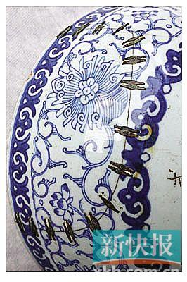 ■国内锔补清嘉庆青花缠枝莲纹碗局部