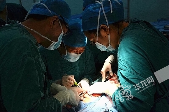 医生为白女士进行乳房重建手术。 通讯员李华侨摄