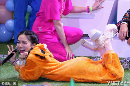 邓紫棋生日趴体扑地晒翘臀 穿卡通装变金鱼