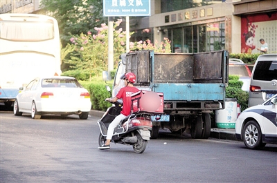 男子无证驾驶摩托车被扣25分:我就是帮朋友送