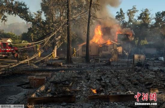 当地时间8月14日，美国加州，当地山火持续肆虐，1000多人被迫撤离。