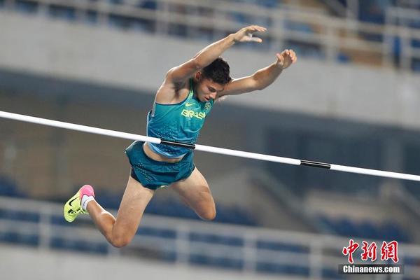 奥运会男子撑杆跳决赛 巴西小将摘金