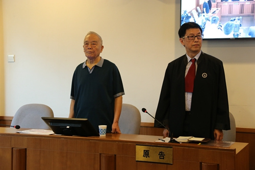 季承(左)在法庭上。北京一中院供图。