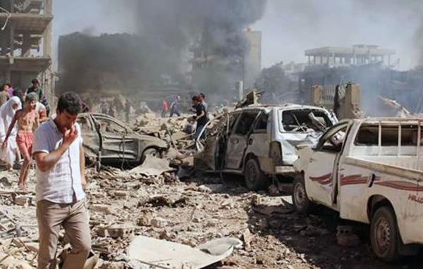 资料图片：7月27日，在叙利亚东北部城市卡米什利，人们查看爆炸袭击现场。新华社/美联