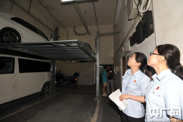 私建升降车被诉 物业要求拆除设备恢复停车场