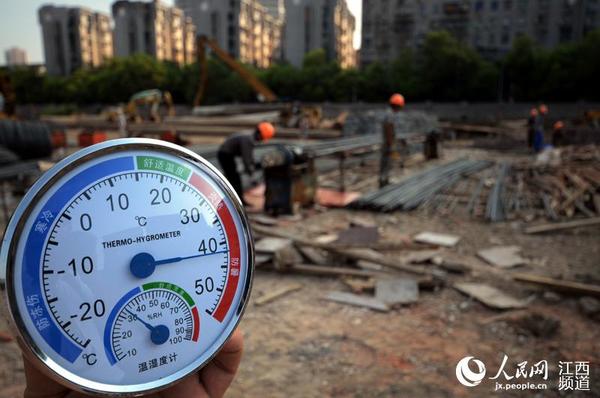 当日16时许，南昌的室外气温达42℃，建筑工人在工地上忙碌。