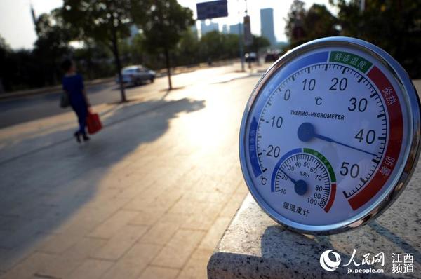 南昌的温度有多高？当日下午15时许，温度计显示44℃，人们寻找阴凉处行走。