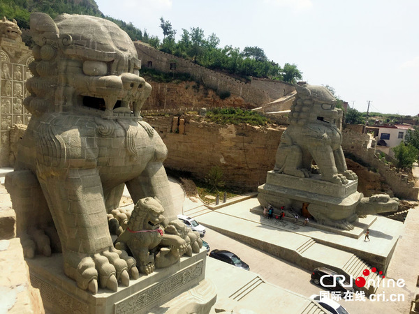 石魂广场中央巨型石雕狮