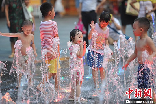 四川连续5天发布高温橙色预警 孩童街头喷泉嬉