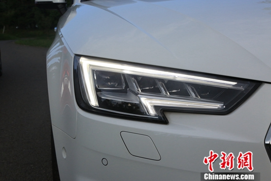 奥迪A4车型系列历经9代更迭,诠释品牌精神 全新奥迪A4L整体外观更加犀利、动感 中新网8月19日电 日前 智完美,驭不凡全新奥迪A4L媒体动态体验活动在重庆举行。作为奥迪品牌一款家喻户晓的经典之作,奥迪A4L不仅是奥迪品牌最重要的车型之一,也是豪华B级车市场的标杆之作。 全新奥迪A4L前后均搭载五连杆独立悬架 .