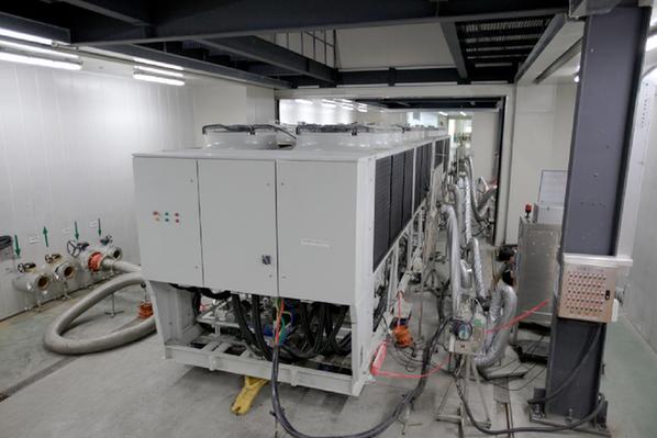 图为格力自主研发的核电风冷螺杆式冷水机组。