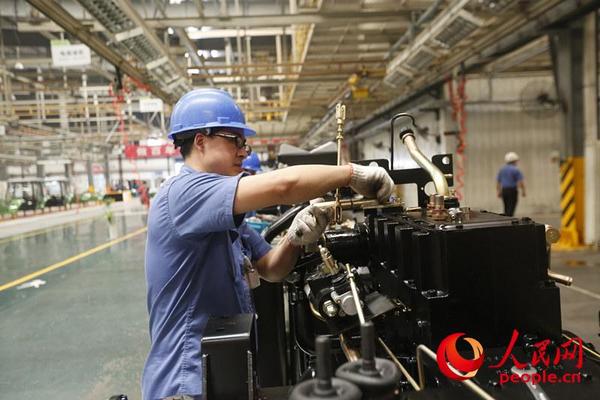 中联重科的组装车间 霍亚平 摄