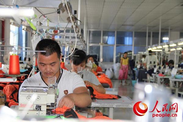 尉氏县福甬服装工业城的工人在忙碌 申宁 摄
