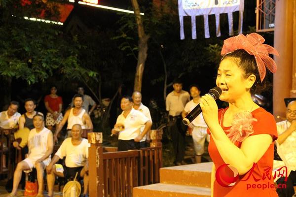 退休工人自发组建的民间艺术团在大宋御河边演出 申宁 摄