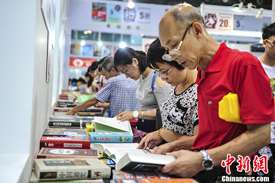 8月19日，市民在书香节上阅读书籍。 中新社记者 陈骥旻 摄