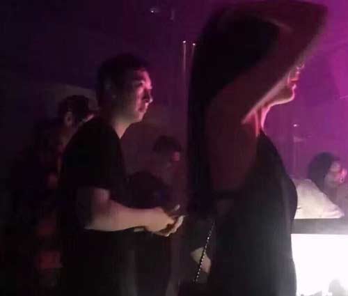 王思聪现身夜店 美女左右相伴_凤凰娱乐