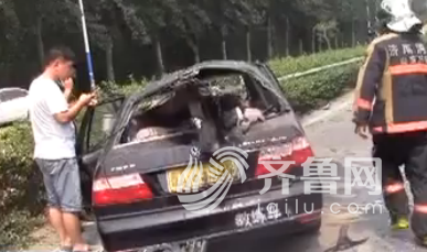 一辆教练车撞上了中央隔离护栏,导致一死三伤(视频截图) 司机被困在