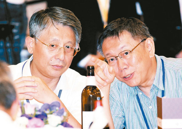上海、台北双城论坛今天登场，台北市长柯文哲（右）昨晚举行晚宴，为上海市统战部长沙海林（左）接风，两人不时交换意见。 记者胡经周／摄影图片来源：台湾《联合报》