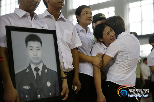 欧阳文健的母亲一直在哭泣。南海网记者 刘洋摄