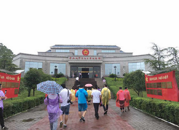 媒体采访团参观中央红军长征出发地纪念馆