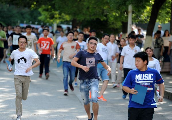 图说：2016年6月8日，全国部分地区2016年高考结束。据统计，今年全国共有940万考生参加考试。 新华社发