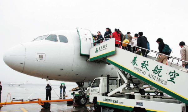 中国网财经8月24日讯 据春秋航空8月23日晚间发布定增预案,公告称公司拟向不超十名特定投资者,以不低于43.71元/股的价格,非公开发行不超过9151.22万股,募集资金总不超过40亿元,用来购置10架空客A320飞机项目和1台A320飞行模拟机项目,公司股票将于8月24日复牌。 公告称,公司控股股东、实际控制人及其控制的关联人不参与认购此次非公开发行的股票。此次非公开发行股票不构成关联交易,不会导致公司控制权发生变化。 春秋航空表示,购置10架空客A320飞机,拟使用募集资金金额39.