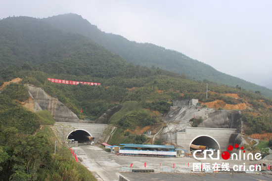 TJ17标莲花山2号隧道出口洞门全景图　　