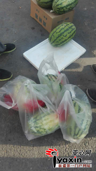 8月21日傍晚，在乌市碱泉三街南三巷鲁班至尊葡萄园门口，一消费者购买了4个西瓜，总共10块钱。