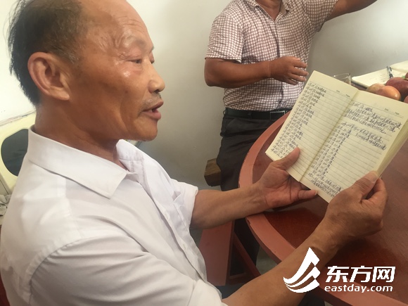 图片说明:陈佛生向记者展示记账用的小本,上面密密麻麻记载了他们一家安装光伏发电板后每月的发电量和收入。