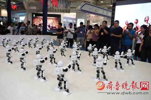 带您去看文博会:一群机器人跳舞,迷倒小观众