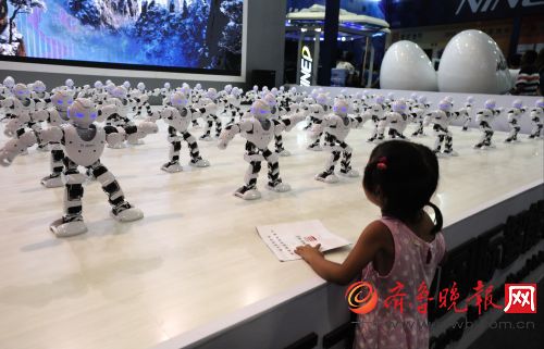 带您去看文博会:一群机器人跳舞，迷倒小观众