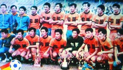 1982年西班牙世界杯外围赛小组赛上，国足变身“橙色军团”（资料图片）。