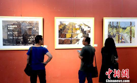 从深圳国际水彩画双年展的230件作品中精选出的187件优秀作品在福州展出，对话“试验探索创新”水彩画理念。　记者刘可耕 摄